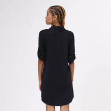 Afbeelding in galerij laden, Model Back: Uv Line Chemise Shirtdress Copenhagen Fem Black Upf50+