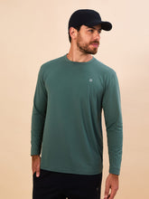 Afbeelding in galerij laden, Model Front: Uv Line T-Shirt Longsleeve New Fit Textura Masc Verde Jade Upf50+