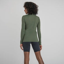 Afbeelding in galerij laden, Model Back: Uv Line T-Shirt Longsleeve Uvpro Fem Verde Militar Upf50+