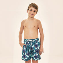 Afbeelding in galerij laden, Model Front: Uv Line Maillot De Bain Garçon Shorts Aqua Hibiscus Kids Upf50+