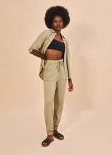 Charger l'image dans la galerie, Model Front: Uv Line Chemise Shirt Copa Sand Upf50+