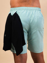 Afbeelding in galerij laden, Model Back: Uv Line Bermuda / Short Pour Homme Shorts Acqua Boxer Indigo Upf50+