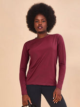 Afbeelding in galerij laden, Model Front: Uv Line T-Shirt Longsleeve Uvpro Vermelho Quimado Upf50+