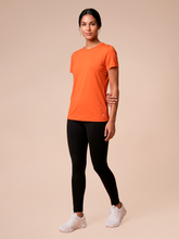 Afbeelding in galerij laden, Model Front: Uv Line Haut De Plage T-Shirt Uvpro Fem Pitanga Upf50+