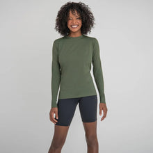 Afbeelding in galerij laden, Model Front: Uv Line T-Shirt Longsleeve Uvpro Fem Verde Militar Upf50+