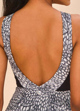 Afbeelding in galerij laden, Model Back: Uv Line Une Pièce Swimsuit Verena Asas Upf50+