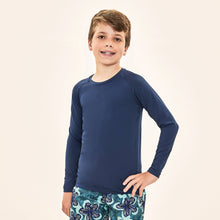 Afbeelding in galerij laden, Model Front: Uv Line T-Shirt Acqua Qr Code Marinho Upf50+