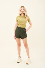Afbeelding in galerij laden, Model Front: Uv Line Fitness Bas Short Race Verde Militar Upf50+