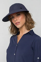 Afbeelding in galerij laden, Model Front: Uv Line Casquette Visor Capri Colors Nac Fem Navy Blue Upf50+