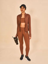 Afbeelding in galerij laden, Model Front: Uv Line Fitness Bas Legging Fit Aspen Brown Upf50+