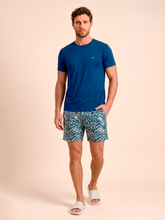 Afbeelding in galerij laden, Model Front: Uv Line Bermuda / Short Pour Homme Shorts Acqua Boxer Tie Dye Blue Upf50+