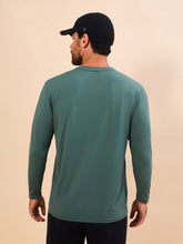 Afbeelding in galerij laden, Model Back: Uv Line T-Shirt Longsleeve New Fit Textura Masc Verde Jade Upf50+