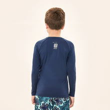 Afbeelding in galerij laden, Model Back: Uv Line T-Shirt Acqua Qr Code Marinho Upf50+