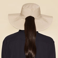 Afbeelding in galerij laden, Model Back: Uv Line Chapeau Souple/Capeline San Diego Areia Kaki Upf50+