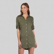 Afbeelding in galerij laden, Model Front: Uv Line Vêtement De Plage Shirtdress Copenhagen Verde Militar Upf50+