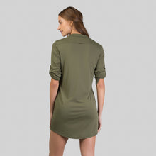 Afbeelding in galerij laden, Model Back: Uv Line Vêtement De Plage Shirtdress Copenhagen Verde Militar Upf50+