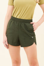 Afbeelding in galerij laden, Gallery: Uv Line Fitness Bas Short Race Verde Militar Upf50+