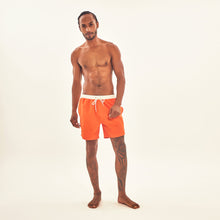 Afbeelding in galerij laden, Model Front: Uv Line Bermuda / Short Pour Homme Shorts Boxer Orange Upf50+
