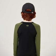 Afbeelding in galerij laden, Model Back: Uv Line Casquette Cap Teens Colors Inf Black Upf50+
