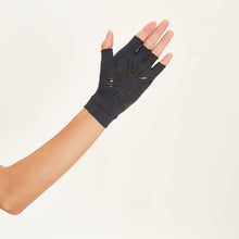 Afbeelding in galerij laden, Model Back: Uv Line Gants Short Gloves Uni Black Upf50+
