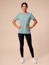 Afbeelding in galerij laden, Model Front: Uv Line Haut De Plage T-Shirt Uvpro Fem Green Water Upf50+
