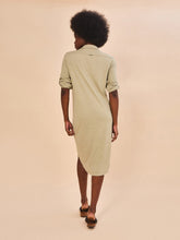 Afbeelding in galerij laden, Model Back: Uv Line Chemise Shirtdress Copenhagen Mescla Areia Upf50+
