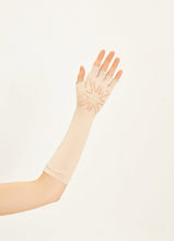Afbeelding in galerij laden, Model Back: Uv Line Gants Long Gloves Uni Beige Upf50+
