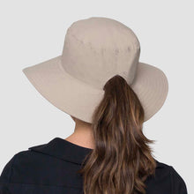 Afbeelding in galerij laden, Model Back: Uv Line Bob Hat California Nac Fem Sand Upf50+
