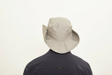 Afbeelding in galerij laden, Model Back: Uv Line Chapeau Souple/Capeline Hat Safari L Masc Sand Upf50+
