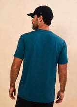 Afbeelding in galerij laden, Model Back: Uv Line T-Shirt Pour Homme T-Shirt New Fit Masc Petroleo Upf50+
