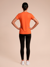 Afbeelding in galerij laden, Model Back: Uv Line Haut De Plage T-Shirt Uvpro Fem Pitanga Upf50+
