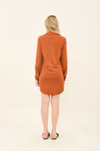 Afbeelding in galerij laden, Model Back: Uv Line Chemise Shirtdress Copenhagen Caramelo Upf50+

