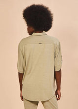 Afbeelding in galerij laden, Model Back: Uv Line Chemise Shirt Copa Sand Upf50+
