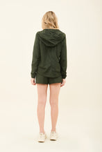 Afbeelding in galerij laden, Model Back: Uv Line Fitness Robes Bag-Foldable Windbreaker Jacket Verde Militar
