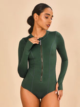 Afbeelding in galerij laden, Model Front: Uv Line Une Pièce Swimsuit Macae Green Cactus Upf50+
