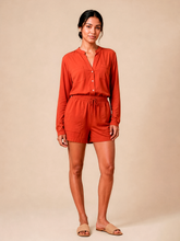 Afbeelding in galerij laden, Model Front: Uv Line Chemise Shirt Bella Pitanga Upf50+
