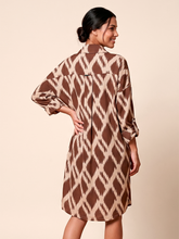 Afbeelding in galerij laden, Model Back: Uv Line Chemise Shirtdress Ipanema Diamond Upf50+
