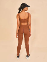 Afbeelding in galerij laden, Model Back: Uv Line Fitness Bas Legging Fit Aspen Brown Upf50+
