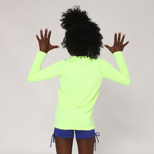 Afbeelding in galerij laden, Model Back: Uv Line T-Shirt Camiseta Uvlight Amarelo Fluor Spf50+
