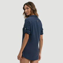 Afbeelding in galerij laden, Model Back: Uv Line Vêtement De Plage Shirtdress Copenhagen Fem Navy Blue Upf50+
