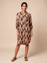 Afbeelding in galerij laden, Model Front: Uv Line Chemise Shirtdress Ipanema Diamond Upf50+
