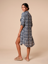 Afbeelding in galerij laden, Model Back: Uv Line Chemise Midi Chemise Tie Dye Blue Upf50+
