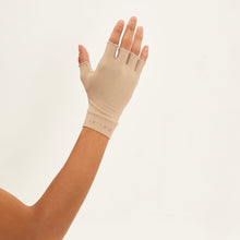 Afbeelding in galerij laden, Model Back: Uv Line Gants Short Gloves Uni Chocolate Upf50+

