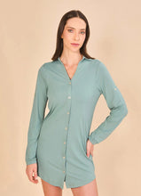 Afbeelding in galerij laden, Model Front: Uv Line Chemise Shirtdress Copenhagen Water Green Upf50+

