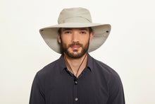 Afbeelding in galerij laden, Model Front: Uv Line Chapeau Souple/Capeline Hat Safari L Masc Sand Upf50+

