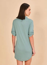 Afbeelding in galerij laden, Model Back: Uv Line Chemise Shirtdress Copenhagen Water Green Upf50+
