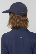 Charger l'image dans la galerie, Model Back: Uv Line Casquette Visor Capri Colors Nac Fem Navy Blue Upf50+

