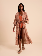 Afbeelding in galerij laden, Model Front: Uv Line Chemise Long Shirtdress Tie Dye Pitanga Upf50+
