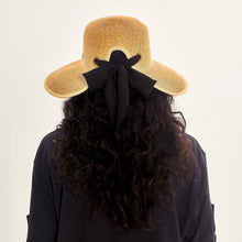 Charger l'image dans la galerie, Model Back: Uv Line Chapeau Souple/Capeline Hat Santorini Imp Fem Wheat Upf50+
