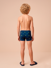 Afbeelding in galerij laden, Model Back: Uv Line Maillot De Bain Garçon Swim Trunks Kids Pirates Fun Upf50+
